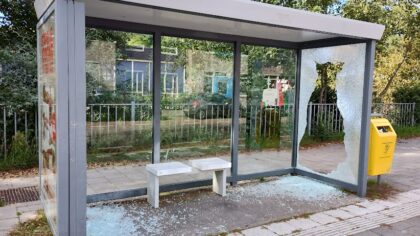 Glasscherven bushokje nog steeds niet verwijderd