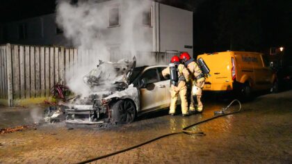 Geparkeerde auto in de fik