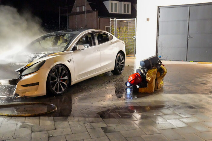 Auto aangestoken: “Eerst denk je nog vals alarm”