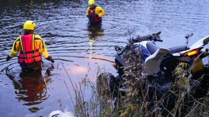 Brandweer vist quad uit het kanaal in Helmond