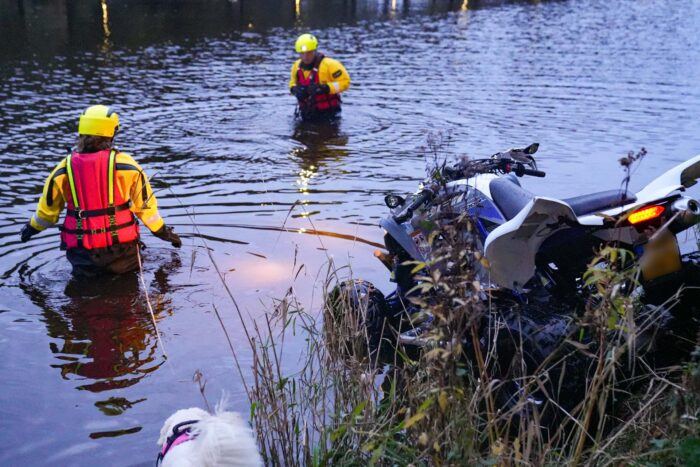 Brandweer vist quad uit het kanaal in Helmond