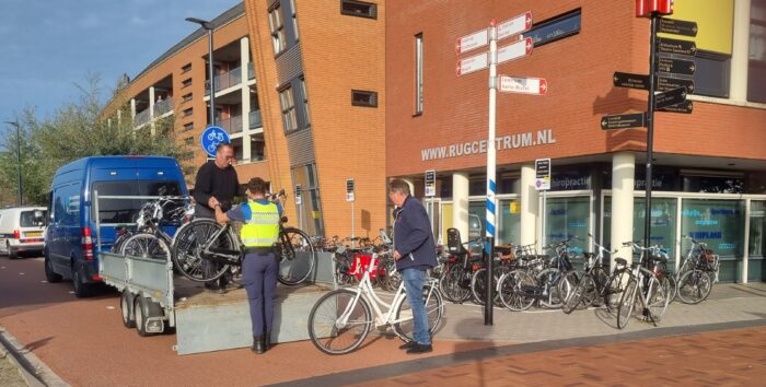 Stationsplein ‘schoongeveegd’ van foutgeparkeerde fietsen