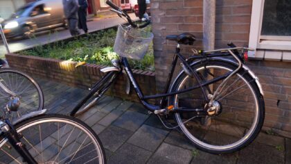 Fietser botst met auto in de Willem Prinzenstraat