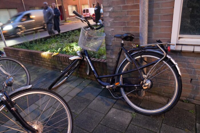 Fietser botst met auto in de Willem Prinzenstraat