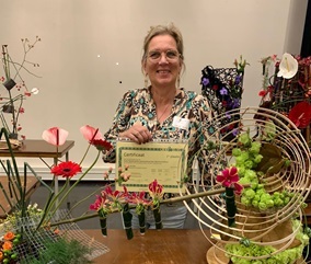 Harma de Bie wint eerste prijs bloemschikken