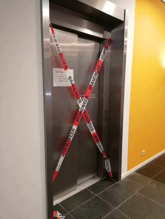 Mensen vast in lift Gezondheidscentrum Leonardus