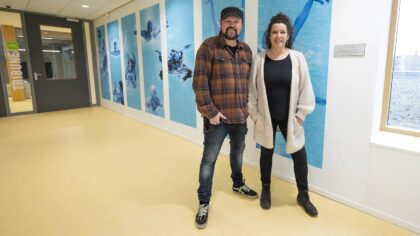 Nieuwe zwembad verfraaid met kunstwerk Josanne en Dave