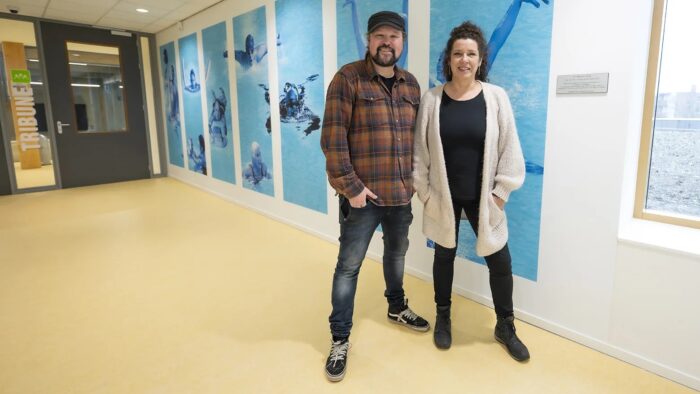 Nieuwe zwembad verfraaid met kunstwerk Josanne en Dave