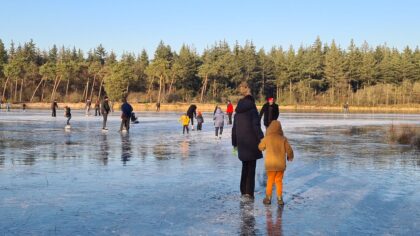 Schaatsers door het ijs, één gewonde