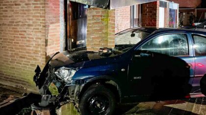 Auto ramt woning na achtervolging door politie