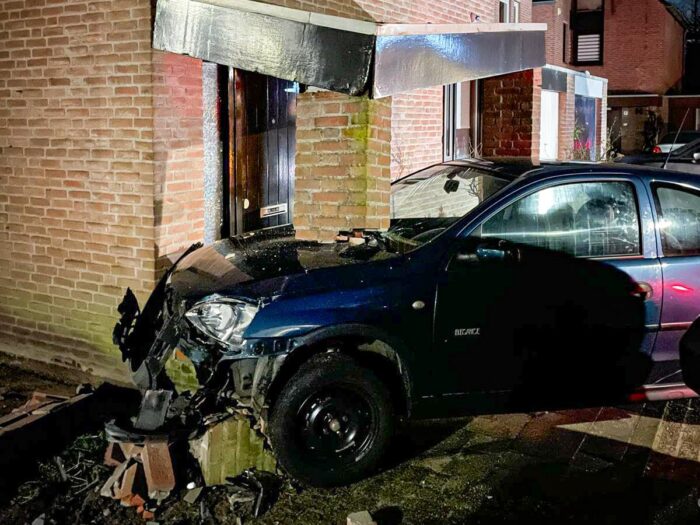 Auto ramt woning na achtervolging door politie