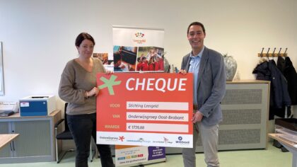 Onderwijsgroep overhandigt cheque aan Stichting Leergeld