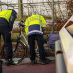 Fietser liet gewonde vrouw achter op de ventweg