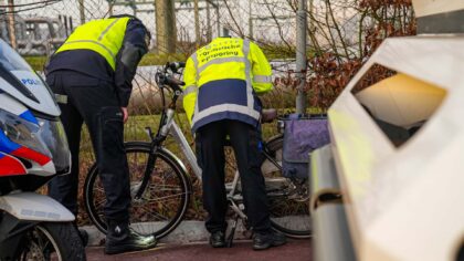 Fietser liet gewonde vrouw achter op de ventweg