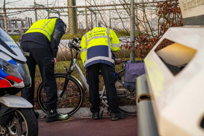 Fietser liet gewonde vrouw achter op de ventweg