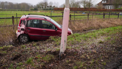 Automobilist geeft lantaarnpaal ander kleurtje