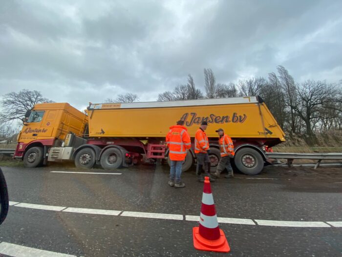Vrachtwagen van weg geraakt op N612