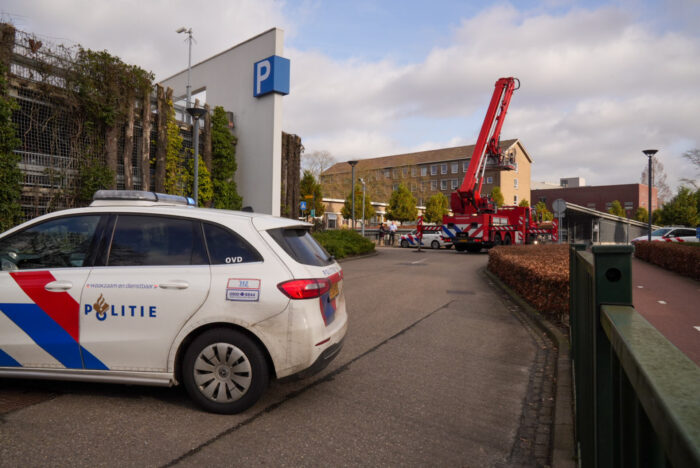 Man springt van derde etage parkeergarage Elkerliek