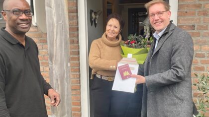 Eerste paspoort thuisbezorgd in Helmond