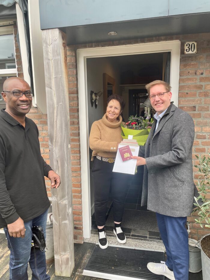 Eerste paspoort thuisbezorgd in Helmond