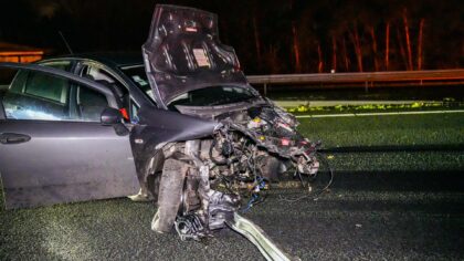 Auto ramt vangrail en verliest motorblok