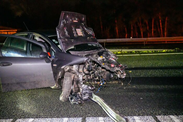 Auto ramt vangrail en verliest motorblok
