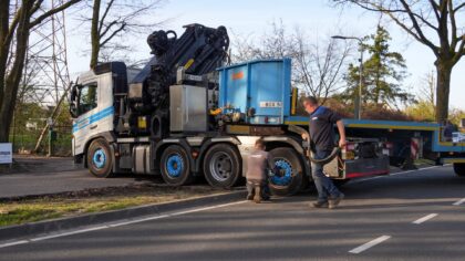 Vrachtwagen komt vast te zitten, Geldropseweg geblokkeerd