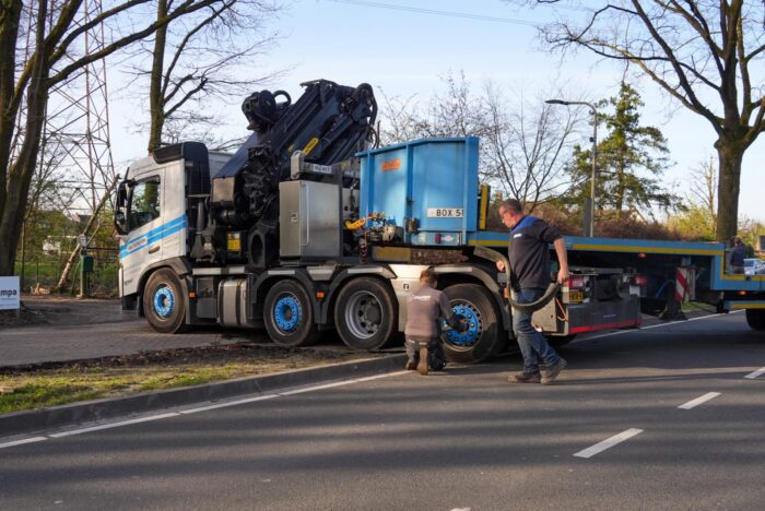 Vrachtwagen komt vast te zitten, Geldropseweg geblokkeerd