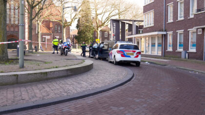 Busje met gestolen kenteken klemgereden; veel blikschade