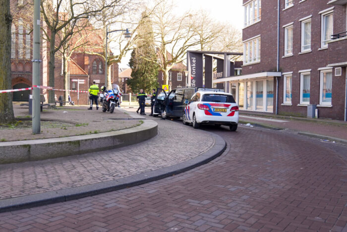 Busje met gestolen kenteken klemgereden; veel blikschade