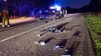 Busje over de kop na botsing, bestuurder gewond