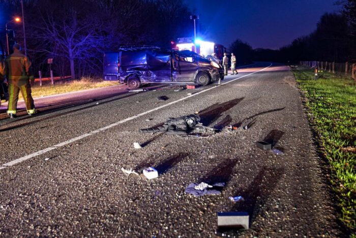 Busje over de kop na botsing, bestuurder gewond