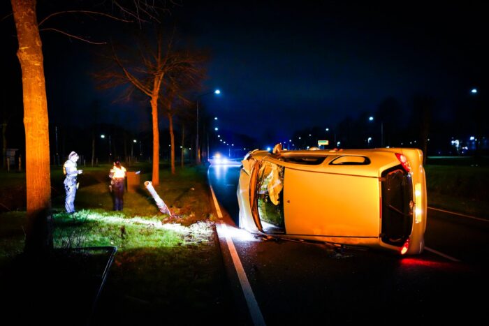 Auto op zijn kant; hulpdiensten rukken massaal uit