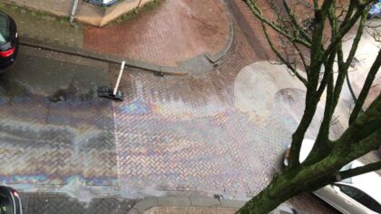 Groot oliespoor in Heistraat na rammen bedrijfswagen