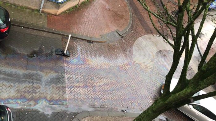 Groot oliespoor in Heistraat na rammen bedrijfswagen
