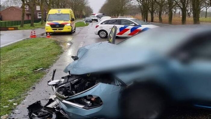 Drie auto’s crashen op N612, één gewonde