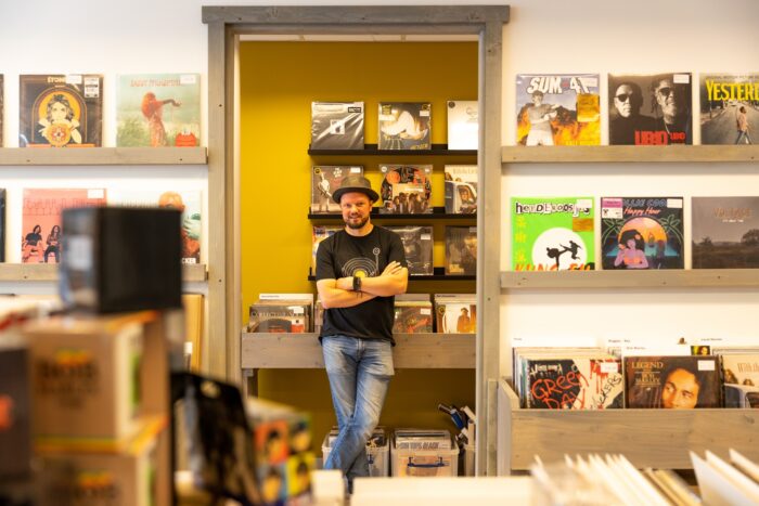 Muziekliefhebbers in de rij voor Record Store Day: optreden Voltage