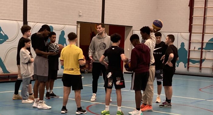 Jongerenwerk Helmond brengt basket en brein samen