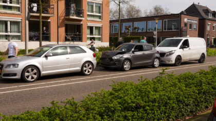 Drie auto’s rijden achter op elkaar in Helmond