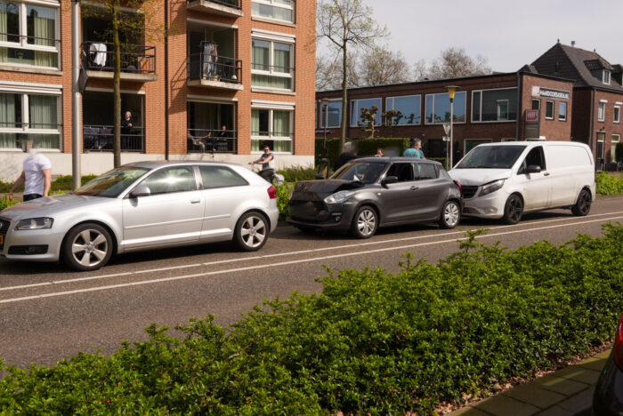 Drie auto’s rijden achter op elkaar in Helmond