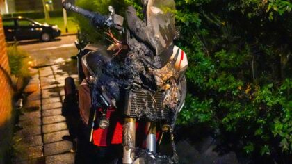 Motor net van stal, loopt grote schade op bij brand