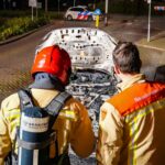 Geparkeerde elektrische auto Arbergstraat door brand verwoest