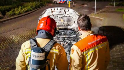 Geparkeerde elektrische auto Arbergstraat door brand verwoest