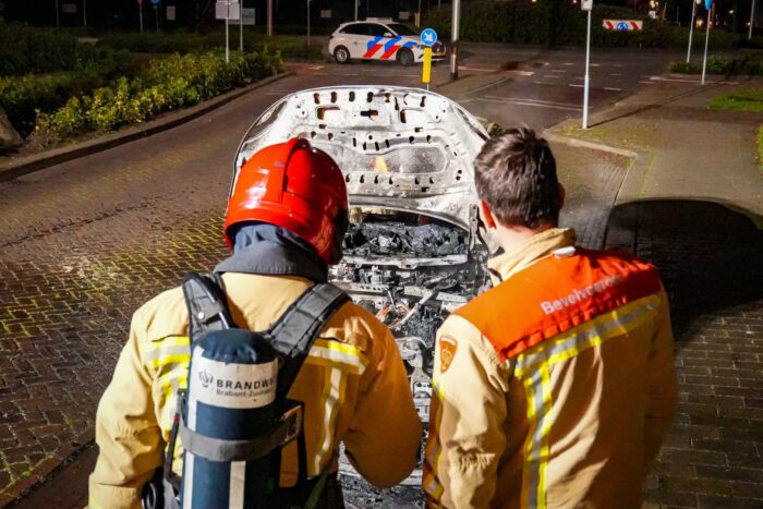Geparkeerde elektrische auto Arbergstraat door brand verwoest