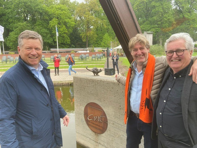 CV De Oranjebuurt schenkt kunstwerk aan Stichting Carat