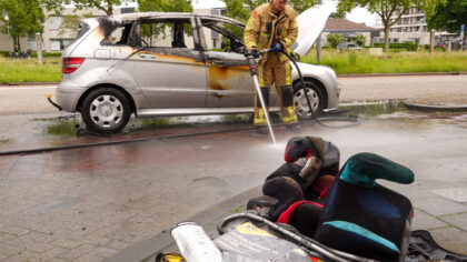 Auto brandt totaal uit op Kanaaldijk Noord West in Helmond
