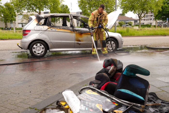 Auto brandt totaal uit op Kanaaldijk Noord West in Helmond