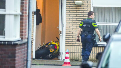 Schietende motorrijder rijdt huis binnen in Helmond