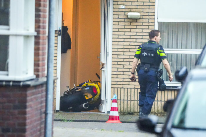 Schietende motorrijder rijdt huis binnen in Helmond