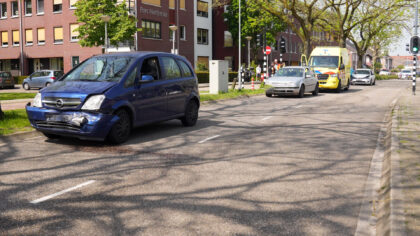 Drie auto’s botsen op elkaar op de Wethouder van Wellaan